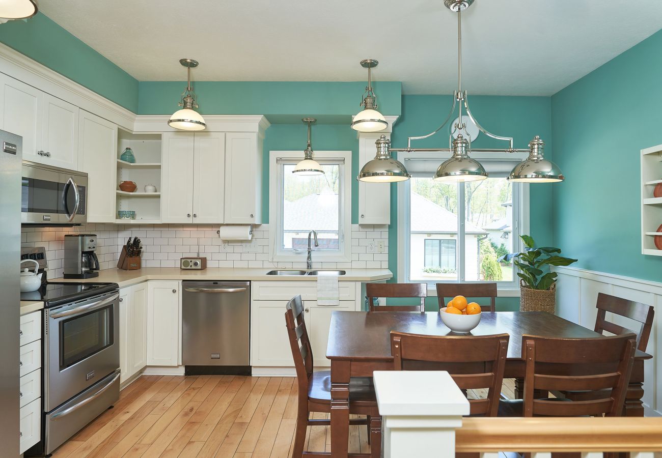 Fully equipped kitchen with dinning table 