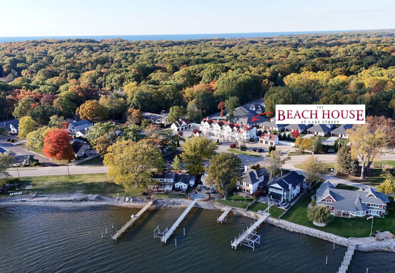 Townhouse in Holland - 3BR Boutique Suite Sleeps 10 | Pool, Hot Tub, Free Golf, Near Lake MI