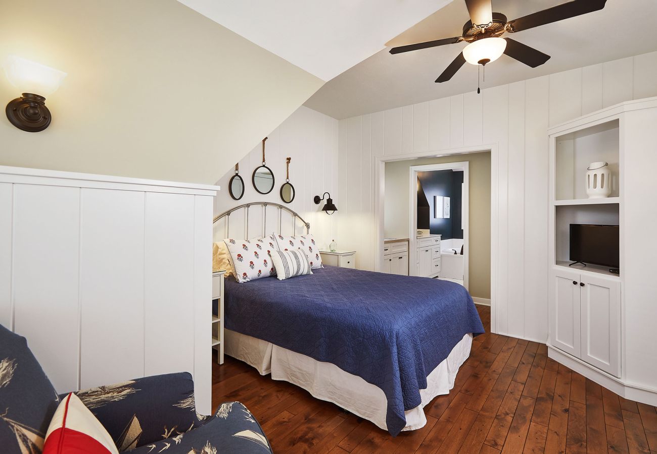 Queen bedroom with TV entertainment 