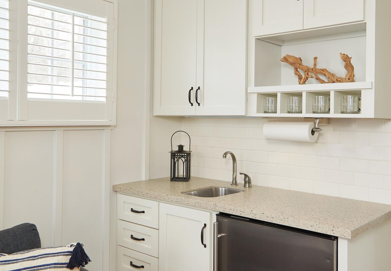 Townhouse in Holland - The Bridgeport Luxury Townhome, Pool, Hot Tub, Golf Membership,  Near Lake and Beaches