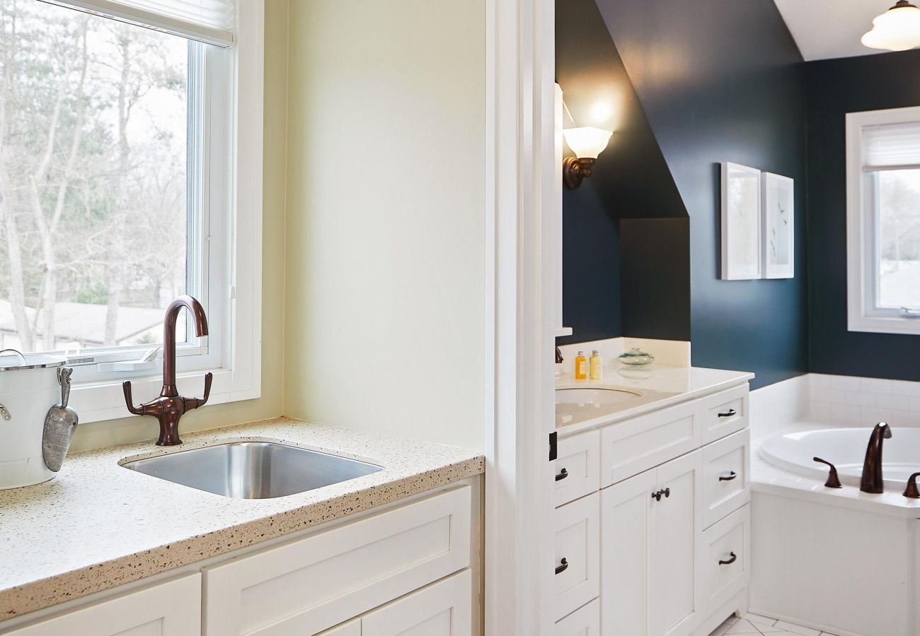 Townhouse in Holland - The Bridgeport Luxury Townhome, Pool, Hot Tub, Golf Membership,  Near Lake and Beaches