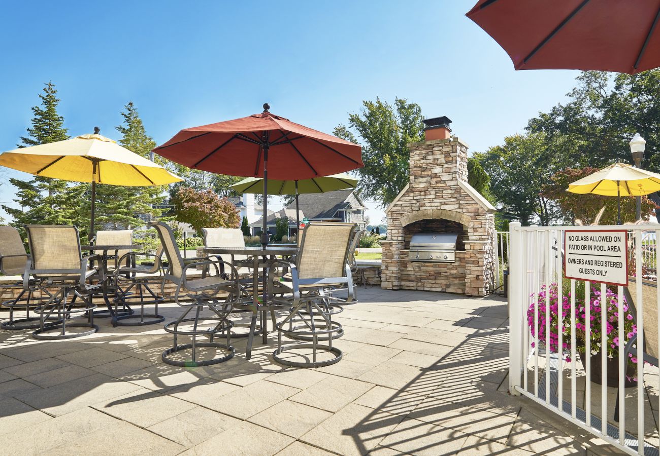 Townhouse in Holland - The Bridgeport Luxury Townhome, Pool, Hot Tub, Golf Membership,  Near Lake and Beaches