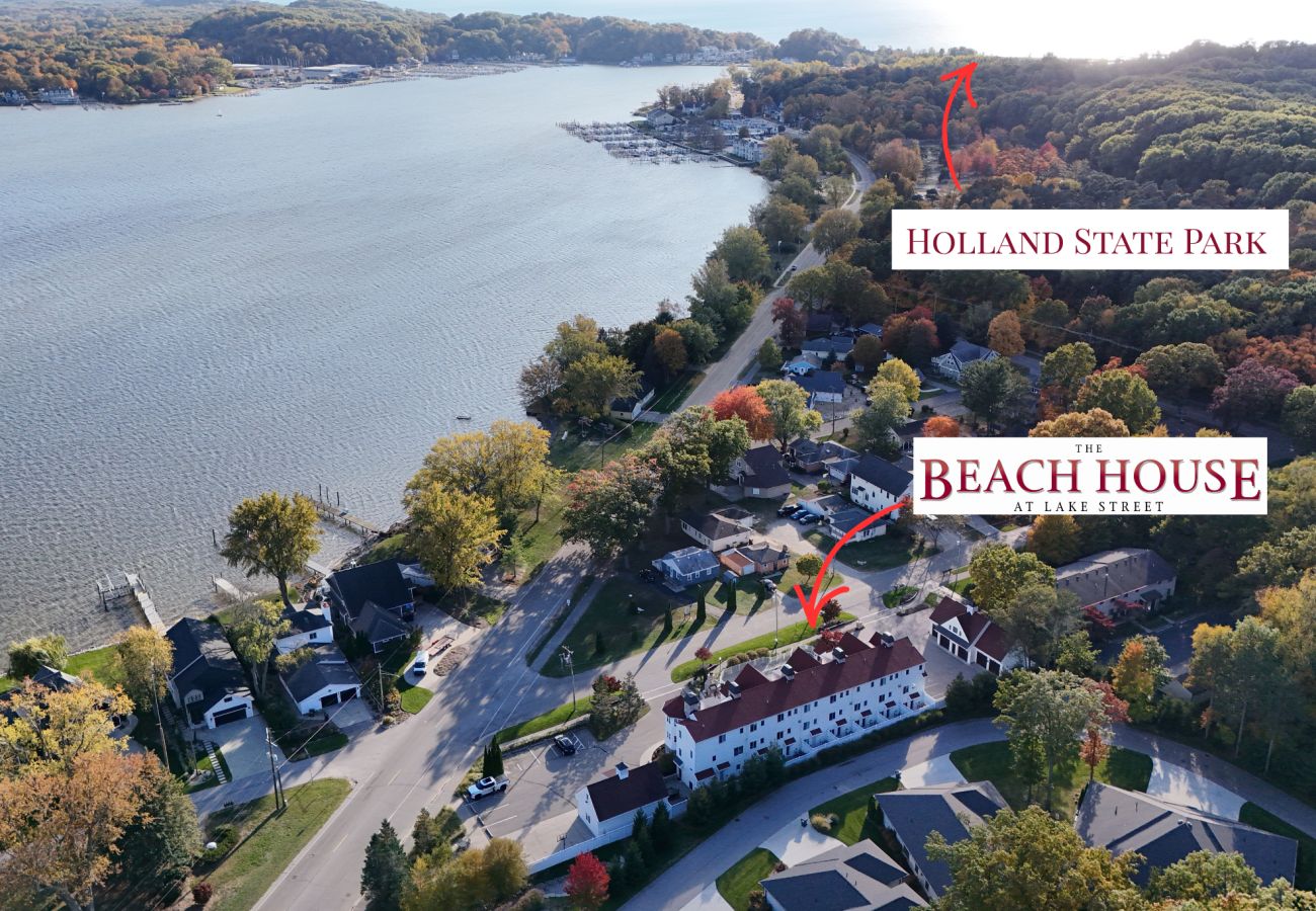 Townhouse in Holland - Beachy 2BR + Loft Townhome Sleeps 8 | Pool, Hot Tub, Golf, Near Lake MI