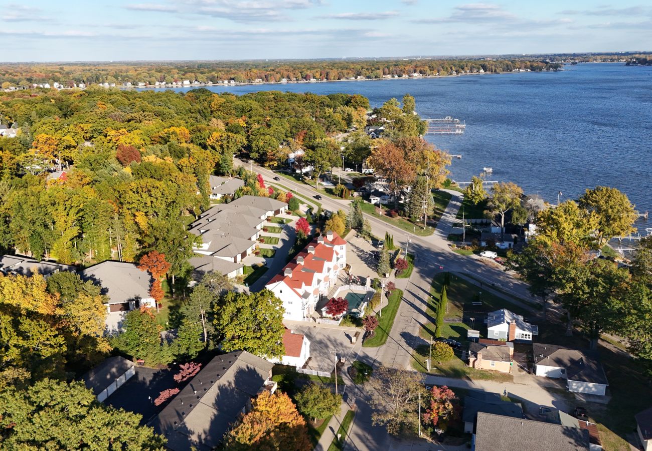 Townhouse in Holland - Beachy 2BR + Loft Townhome Sleeps 8 | Pool, Hot Tub, Golf, Near Lake MI